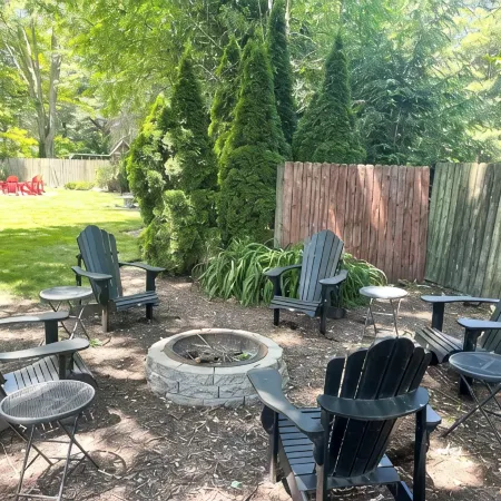 2 bed/1 bath, 1.5 blocks to beach/town, dog friendly