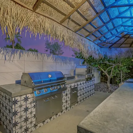 Bermuda Bliss: Pool, Spa, Misters, Ping Pong, BBQ!