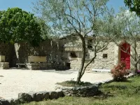 Charming cottage la FENIERE in quiet area, 105m², 3 ch, heated swimming pool Hoteles en Joyeuse