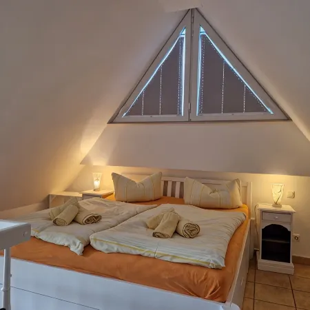 BEAUTIFULLY FURNISHED HOLIDAY HOUSE FOR 4 PEOPLE WITH SEPERATE SAUNA HOUSE Hotele w: Zingst
