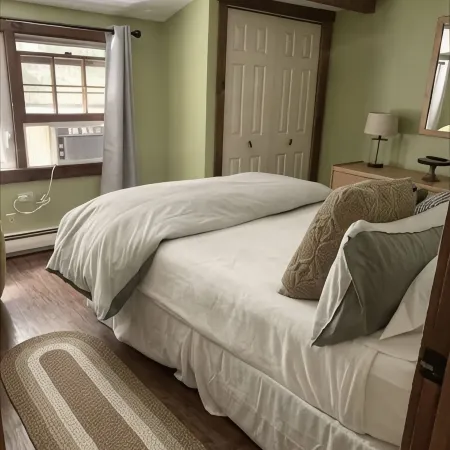 Cozy Quechee Cabin Near Woodstock and Skiing w/Woodstove and All the Amenities Hotels in Quechee