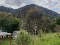 Hazy Hill Estate, a renovated Miners Cottage, surrounded by nature Hotels in Yea