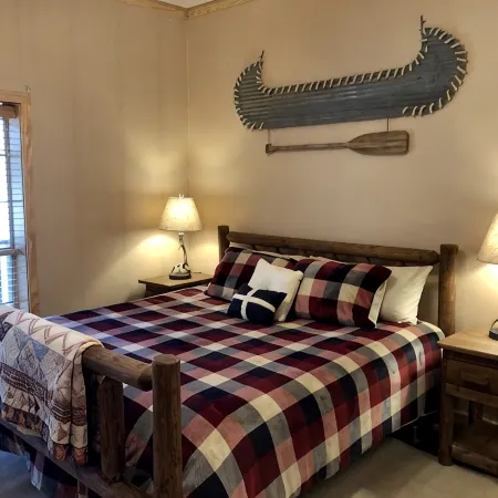 Secluded 3 Acres on the White River.  Custom Cabin with HotTub and Fire Pit!!! Hoteles en Condado de Izard