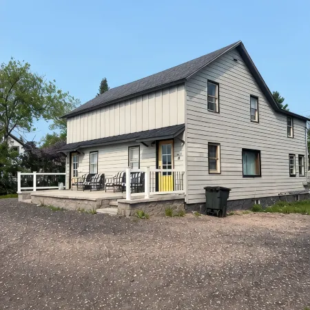 The Sunny Side! Convenient and Sleeps 6!