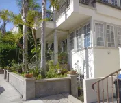 Spacious Contemporary Style Lower Guest Apartment, Private Entry, Walk To Beach!