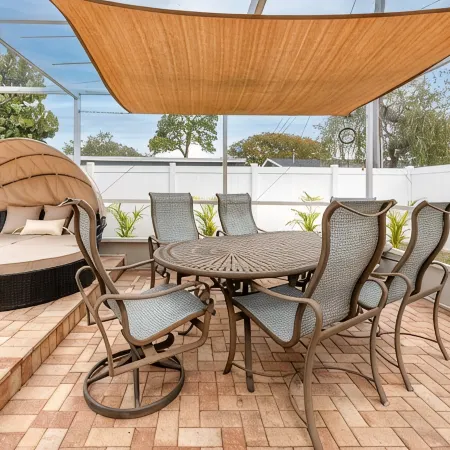 Poolside Paradise close to Clearwater 5br 2bath sleeps 12 with heated pool