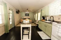 Country Cabin on the Creek in Belton with WiFi, AC
