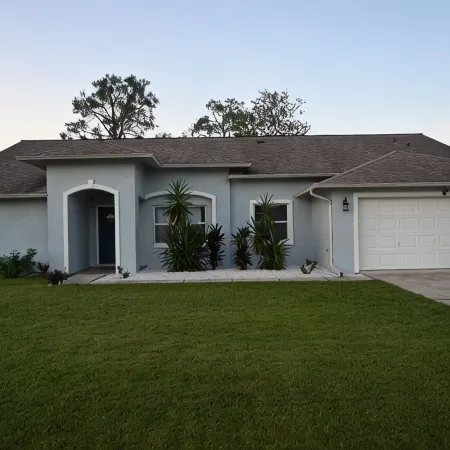 Spacious 4-bedroom home, just minutes from beach!