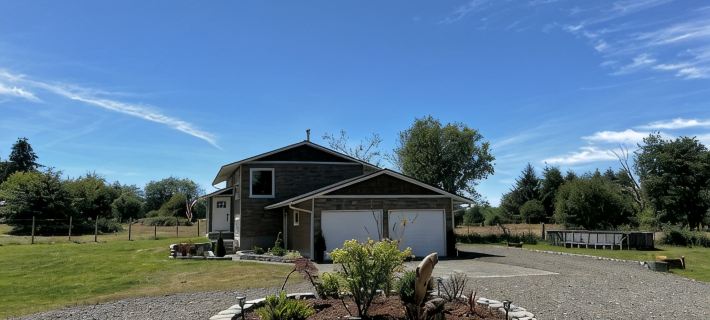 Unique Renovated 4 Bedroom Home on Private Corner Lot フォークスのホテル