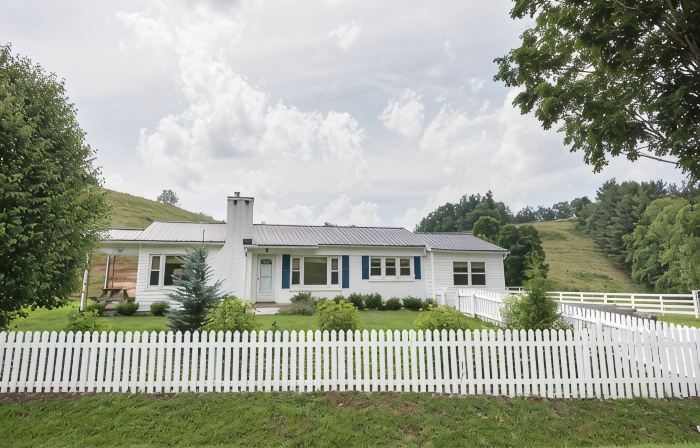 Cute Little Bungalow Close To Town With All The Amenities You Could Ask For