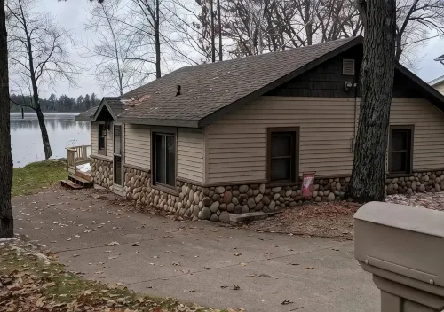 Relaxing Cottage Steps From the Lake