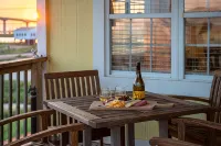 Cheerful "Bay B Shark" 2 bedroom canal front home- 2 min from the beach - 3-Star