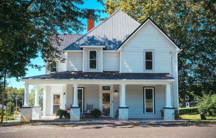 Downtown  4-bedroom with boat and Rv parking close to Lake
