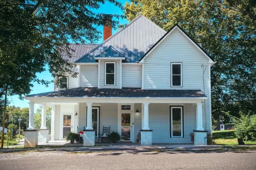 Downtown  4-bedroom with boat and Rv parking close to Lake