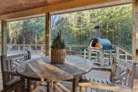 Creekside Couple's Retreat w Hot Tub, Sauna and Game Room, 2 Minutes from Lake - Alphydda