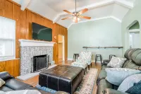 Walk To Aggieville from Brick Cottage with Man Cave, Shuffle Board, Back Yard - Holiday bungalows