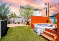 Unique "NEW" Studio Retreat - Hot Tub - Mins to Downtown, PHX Airport & ASU