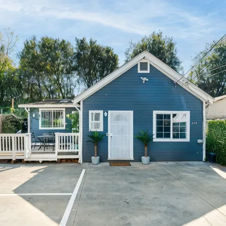 Downtown Cottage, Off-street parking, dog friendly