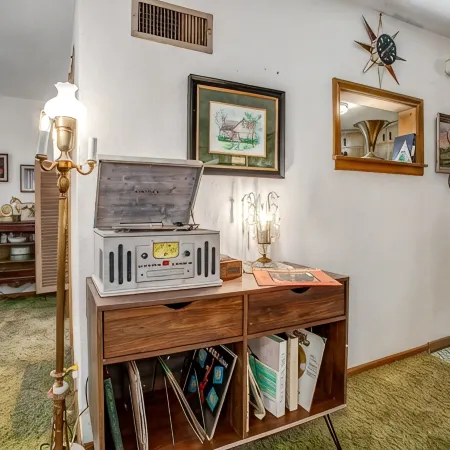 Huge 1960s Style Family and Pet Friendly Home