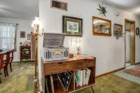 Huge 1960s Style Family and Pet Friendly Home - Homestays