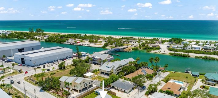 Walk to Beach. Beautifully Renovated 3BR, 2BA Home w/Outdoor Shower & Grille Hotels in Nokomis