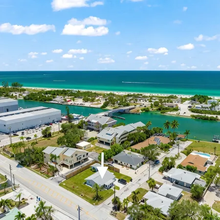 Walk to Beach. Beautifully Renovated 3BR, 2BA Home w/Outdoor Shower & Grille