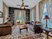 Historic home half a mile from Downtown Denison and minutes to Lake Texoma. Hotele w: Denison