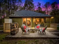 Cedar Loft at The Woods-Vintage Chic Cabin Retreat with Amenities Access
