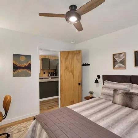 Nine Pines Outpost: Pet Friendly, Hot Tub, Game Room, w/ Private Treetop Escape.