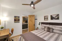 Nine Pines Outpost: Pet Friendly, Hot Tub, Game Room, w/ Private Treetop Escape. - Boutique
