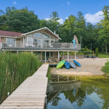 Charming 4-bedroom cottage in enchanting Sand Lake with WiFi, AC