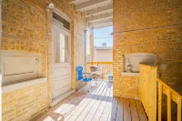 Stylish and Comfy Retreat 10 Minutes from Wrigley - Bungalows