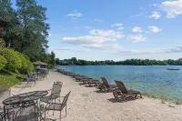 Waterfront Condo, Private Beach, Outdoor Pool & Hot Tub & Walkable to Downtown - Homestays