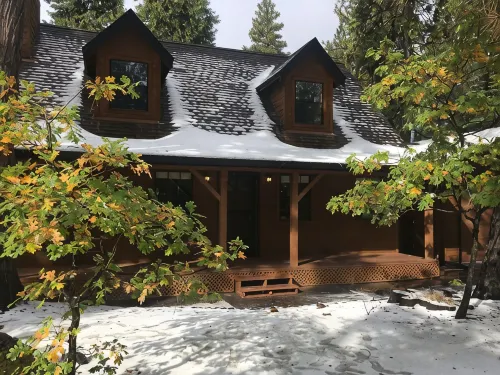 Spacious cabin with AC, private lake, hot tub, movie room - Boutique