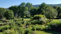 Countryside Cabin with Mountain Views near Surreybrooke Gardens