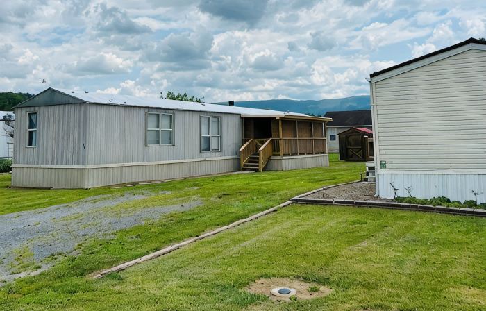 Comfy Mobile Home located minutes from restaurants and venues.