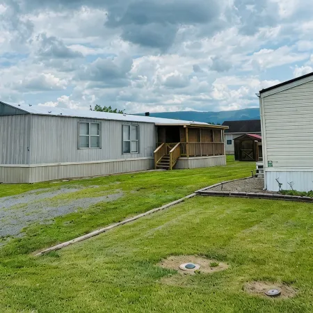 Comfy Mobile Home located minutes from restaurants and venues.
