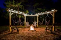 Fire Pit! Patio! Game Room! Hot Tub! Sun Room! Minutes to Baraboo & Dells