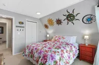 Barn Owl Cabin - Lakefront Home with a Private Dock - Jacuzzi