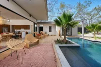 Your peaceful oasis in Tamarindo. Complimentary Breakfast and Housekeeping! - สระว่ายน้ำส่วนตัว