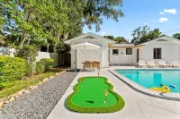 Family-Friendly Gainesville Home - Walk to UF - Pool + Sleeps 16 - Private Pools