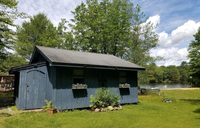 Beach cottage on the water - private and pet friendly!