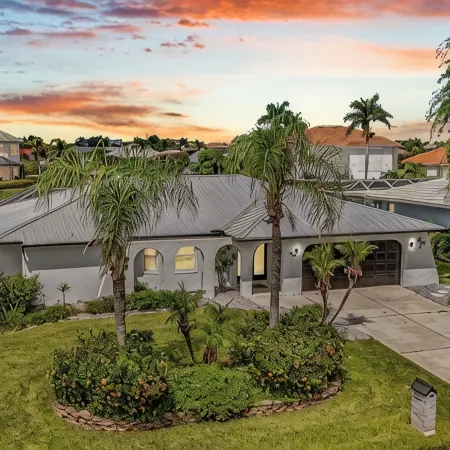 SUPERB! LOCATION! 1 BLOCK 2 FISH VILLE MODERN HOME-HEATED SALT POOL-SPA-E BIKES
