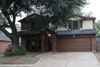 Bumblebee Décor, 4 King Beds, near Bush/IAH Airport - Homestays