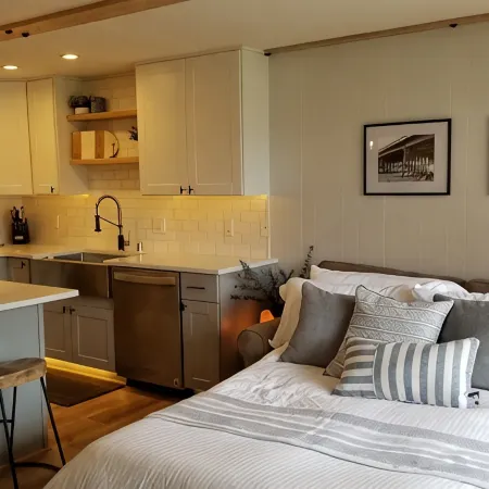 New Remodel! Lakeside Condo w/ Pool, Kayaks, Bikes Отели в г. Сандпойнт