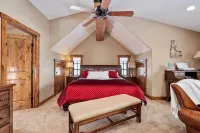 Peaceful Cabin with a hot tub and outdoor fireplace. Ski in ski out property.