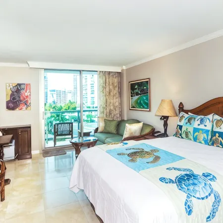 Unique Chic Hotel with pool, WiFi, gym & AC in world-class Waikiki, Hawaii.