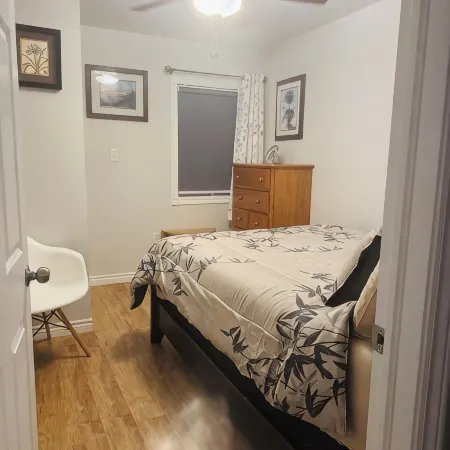 Luxurious 2 Bedroom with King and Queen bed and 1.5 Bathroom sleeps 6.