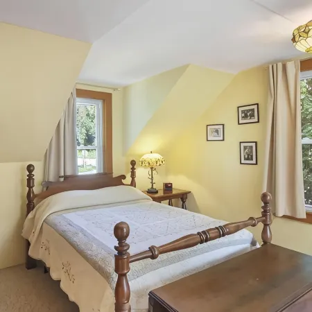 Cozy Large House, Big Porch, Fire Pit, Live Music Brewery, Heart of Lake Ann!