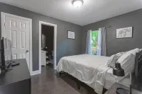 Remodeled 4-bedroom house near downtown Dallas with WiFi, AC - บังกะโล